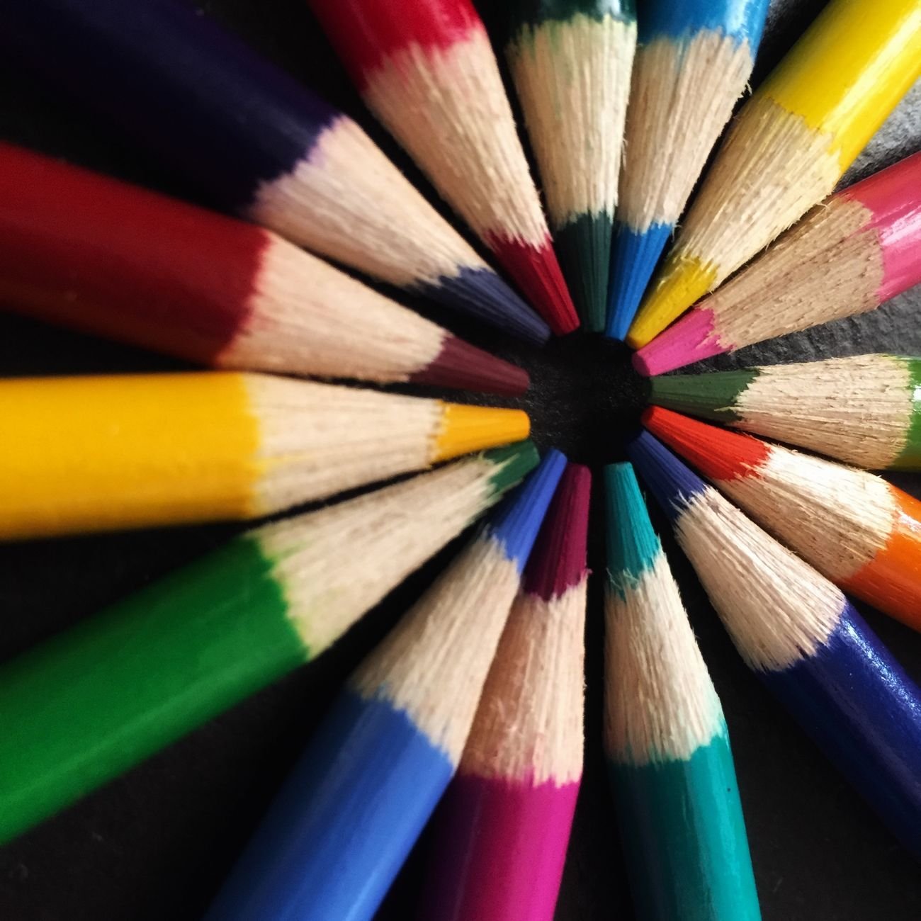 Kleurrijke potloden en stiften netjes gerangschikt — perfect voor je Kleurmagie kleurboek