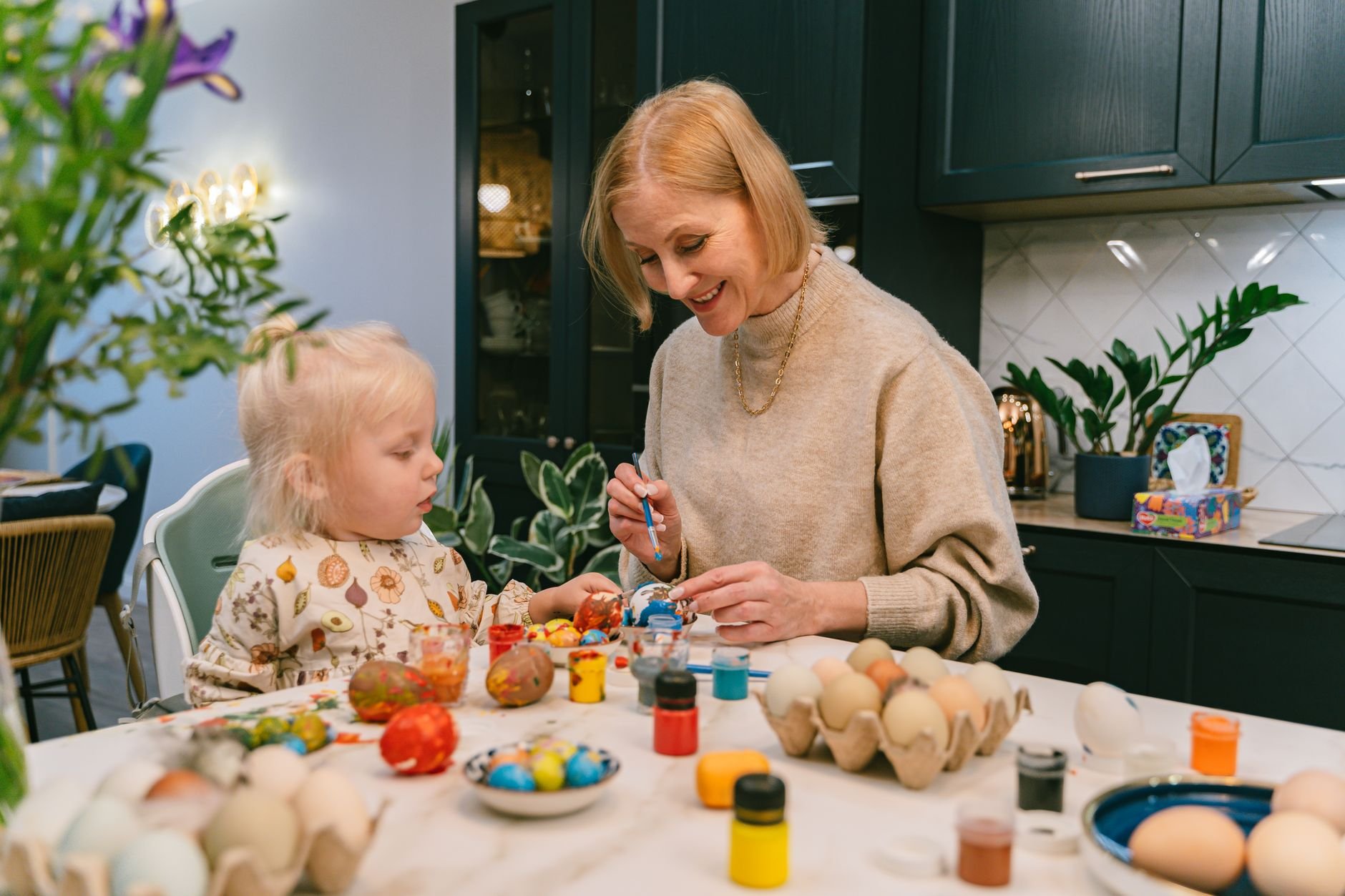 Een oma en kleinkind schilderen samen — creatieve kwaliteitstijd zonder scherm